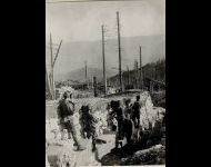 Schützengraben am Monte Zebio. Im Hintergrund die Ortschaft Asiago K 24.222